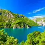 Pivsko jezero nadomak granice s BiH se povuklo, a iz vode su izronili ostaci grada potopljenog prije pola stoljeća
