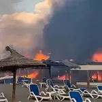 Veliki požar buknuo na poznatoj plaži u Ulcinju: Vatra progutala ležaljke i suncobrane, jak vjetar otežava gašenje