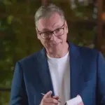 Vučić glumi konobara, za stolom mu „naručili“ i njegov odlazak: Pogledajte predizborni spot