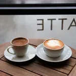 Neobičan natpis u izlogu kafića izazvao raspravu: "Biste li vi platili ovoliko?"