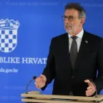 Uskoro novi pravilnik: Fuchs otkrio detalje o zabrani mobitela u školama