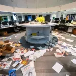 Vandalizirali, uništavali knjige i dokumente: Prosvjednici upali u redakciju dnevnih novina u Torinu