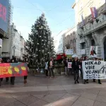 VIDEO / Ružne scene iz Rijeke: Maskirani huligani pred marš protiv fašizma bacali petarde na okupljene, dizali desnice