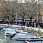 VIDEO / U Rijeci bacili baklje na sudionike marša protiv fašizma, jedna osoba pogođena u leđa