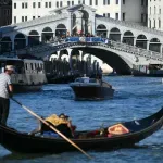 VIDEO / Ukradenim teretnim čamcem se zabila u povijesni most u Veneciji
