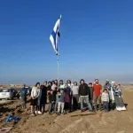 FOTO / Izraelski doseljenici "upali" u Gazu pa podigli zastavu: Vojska ih ekspresno evakuirala