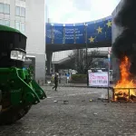 VIDEO / Bruxelles nakon prosvjeda poljoprivrednika: Spaljene gume, krumpir na cestama i više od 50 tona otpada