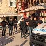 FOTO / Policija na splitskoj Rivi privela 18 navijača Ajaxa, pronašli im hladno oružje i kamene blokove