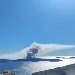 FOTO / Požar na Jakljanu ponovno aktivan, kanaderi zbog bure nisu mogli gasiti: "Gori kao da je kolovoz"