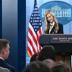 Trumpov bliski saveznik zasuo novu glasnogovornicu Bijele kuće neugodnim pitanjima: Uslijedilo je priznanje
