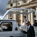 VIDEO / Papa prvi put u papamobilu nakon operacije raka