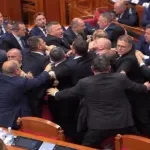 VIDEO / Kaos u albanskom parlamentu: Međusobno se potukli zastupnici, predsjednika gađali bocom