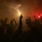 VIDEO / Incident između pristaša SNS-a i Studentske liste: Letjele boce