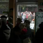 Kaos na biralištu u Srbiji: Članica biračkog odbora dobila pljusku, upalo 30 maskiranih muškaraca