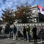 VIDEO / Rekordna izlaznost: Gužve za glasanje na srpskim izborima i u Zagrebu