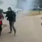 VIDEO / Maskirani napadači metalnim šipkama i bakljama tukli skupinu mladića ispred biračkog mjesta