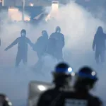 Tinejdžeru tijekom prosvjeda u Francuskoj eksplodirala šok-granata u ruci: Ostao je bez šake