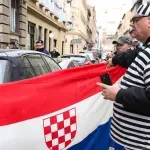 FOTO / Prosvjed ispred HDZ-a: Keleminec došao odjeven kao zatvorenik i puštao Thompsona