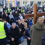 FOTO / Molitelji na trgovima: U Zagrebu ih dočekali prosvjednici