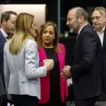 Kako najveće europske političke stranke večerama i "flertom" pokušavaju spasiti von der Leyen