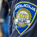 Muškarac u Puli hodao sa sjekirom pa pokušao napasti policajca