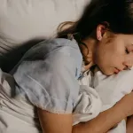 Neurolozi upozoravaju: Ova večernja navika mogla bi potajno smanjivati vaš mozak