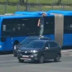 VIDEO / Muškarac izazvao kaos na križanju u Zagrebu: Skakao je na krovove automobila i zaustavio promet