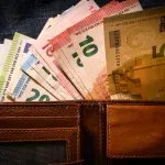 Ukida se porez na mirovine. Oni koji primaju više od 5.000 eura i dalje će ga plaćati. Provjerili smo koliko ih je