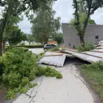 FOTO / Nevrijeme poharalo Novu Gradišku: Oštećena bolnica, vjetar odnio krov mrtvačnice