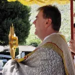 Dress code za mise: Župnik iz Žrnovnice umjesto zabrana, ponudio inovativno rješenje
