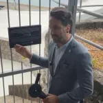 VIDEO / Pogledajte kako Miletić skida lokote na prilazu plaži: "One su javno dobro i pripadaju svima"