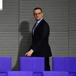 Bliski Merzov saveznik podnio ostavku zbog surogat-majčinstva