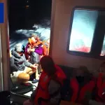 Kod Hvara se zbog nevremena nasukala jedrilica: Evakuirano 12 ljudi, od toga šestero djece