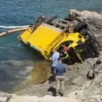 VIDEO / Kamion otklizao u more na pulskoj plaži. Vozač iskočio iz kabine u zadnji tren, kupači se bacali u more
