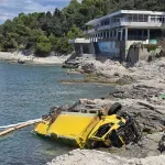 FOTO, VIDEO / Kamion otklizao u more na pulskoj plaži. Vozač iskočio iz kabine u zadnji tren, kupači se bacali u more