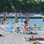 Znate li svoja prava na plaži? Ležaljke ne smiju zauzeti cijelu obalu, evo što je dopušteno