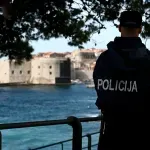 Mladić bježao policiji u Dubrovniku pa s motociklom završio u moru. Umro je