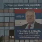 VIDEO / Plakat Šešelja i dalje u središtu Novog Sada, iako je naloženo njegovo uklanjanje: "Ruglo i sramota, on je osuđeni ratni zločinac"