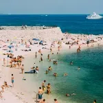 Visoke temperature potiču širenje bakterija u vodi. Evo kako izbjeći infekcije na plaži, bazenu i u moru
