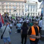 FOTO / Molitelji opet na trgovima: U Zagrebu ih dočekali prosvjednici