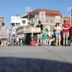 Incident u Zagrebu: Dostavljač vrijeđao i prijetio prosvjednicima na skupu molitelja