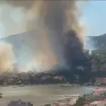 Požar kod Trogira: Vatra prijeti kućama, nema struje, a vatrogascima pomaže kanader