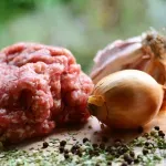 Žličica ovog sastojka u mljevenom mesu mogla bi vas iznenaditi: ćevapi i polpete dobiju savršenu koricu