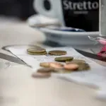Pitali smo dvojicu sezonaca koliko zarade od napojnica i koji gosti su šire ruke. "Neki traže da iznos zaokružim - na manje"