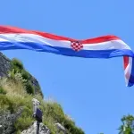222 baklje na Krčkom mostu: Gradovi diljem zemlje odaju počast i slave slobodu