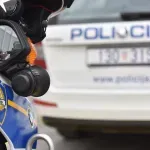 Vozač prebrzo ušao u zavoj i zabio se u kamion. Poginuo je