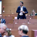 Đakić poručio Miletiću da se "Bogu moli, a đavlu služi", ovaj izašao iz dvorane