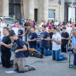 FOTO / Molitelji na Trgu. Mole se protiv "munje, grada i gay parada"