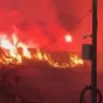 VIDEO / Bakljama zapalili nišku Tvrđavu nakon skupa SNS-a