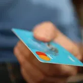 Tri razloga zašto biste trebali plaćati karticom umjesto gotovinom